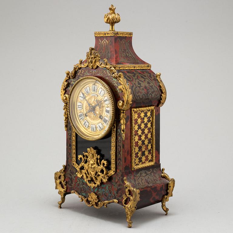 A FRENCH BOULLE MANTEL CLOCK, second half of the 19th century.