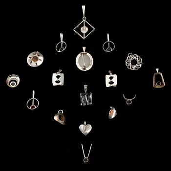 HÄNGEN, 17 st. silver med olika stenar, finska stämplar, 1900-talets senare hälft.