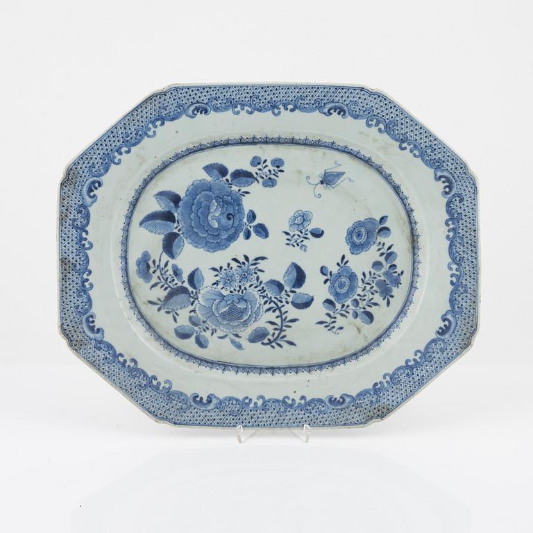 A blue and white serving dish, Qing Dynasty, Qianlong (1736-95).