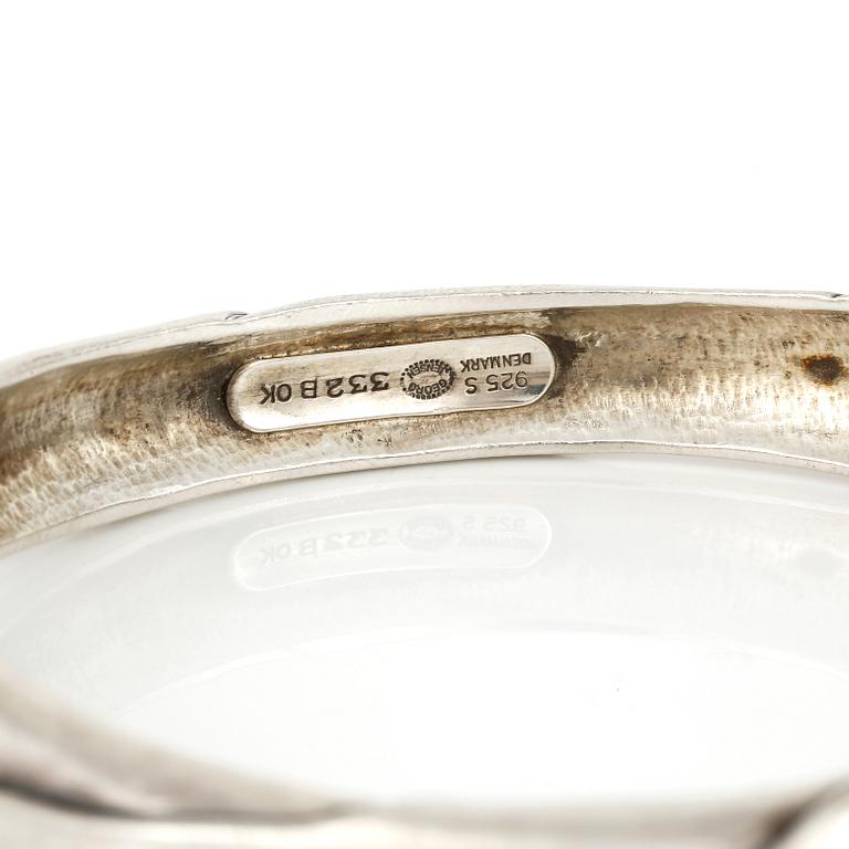 ARMRING, sterlingsilver och guld, Ole Kortzau för Georg Jensen, Danmark, efter 1945. Total vikt ca 57 g.