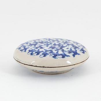 A Chinese blue and white box with cover, 20th century.