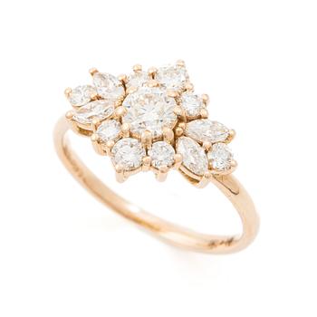 Ring 14K roséguld i form av blomma med briljantslipade och markisslipade diamanter.