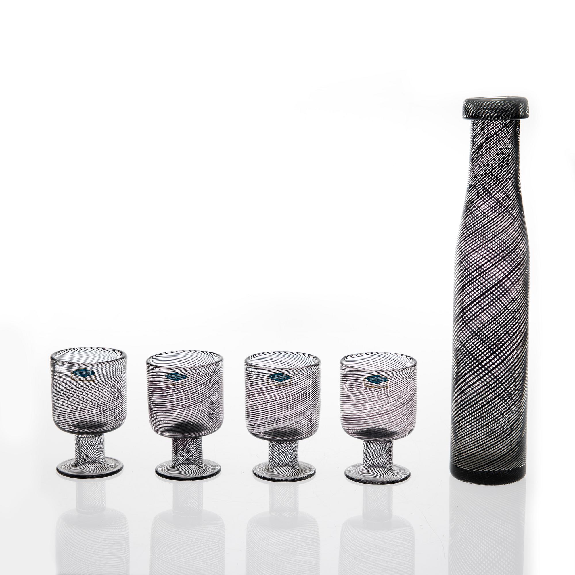 KAJ FRANCK, FLASKA OCH FYRA POKALER. Sign. K. Franck, Nuutajärvi Notsjö -63/64.