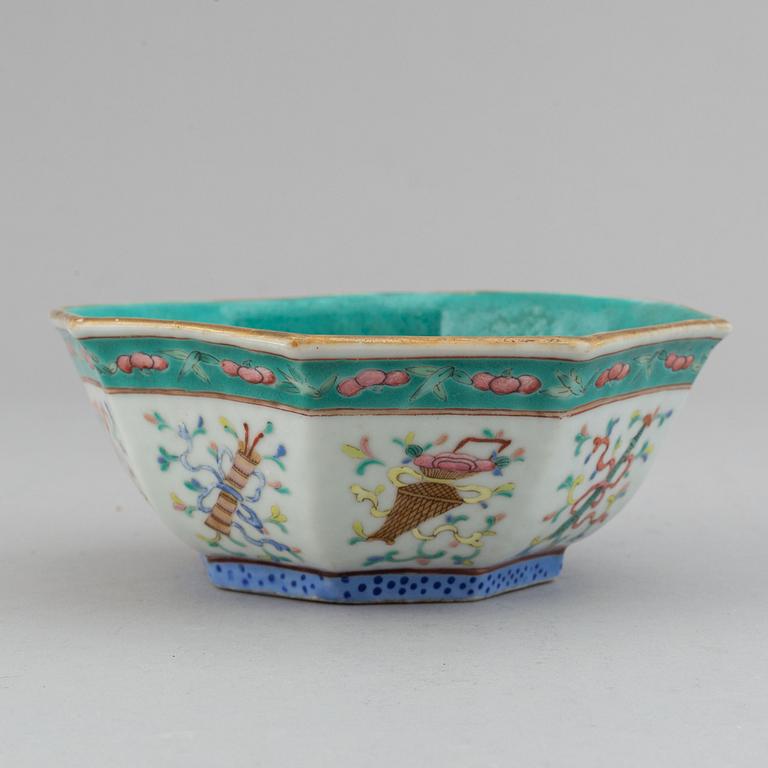 A small famille rose bowl, late Qing dynasty, 19th Century.