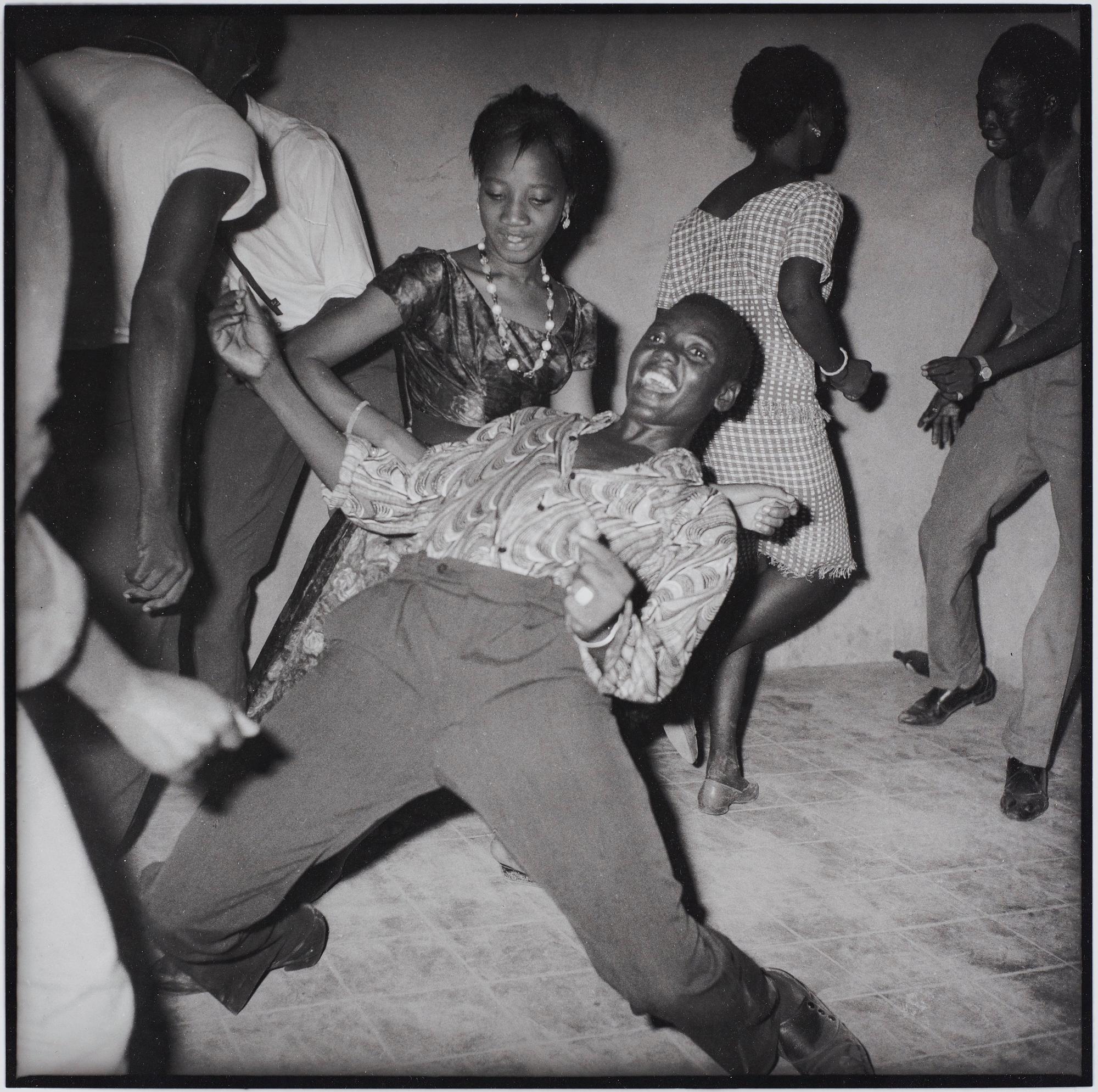 Malick Sidibé, "Regardez-moi", 1962.