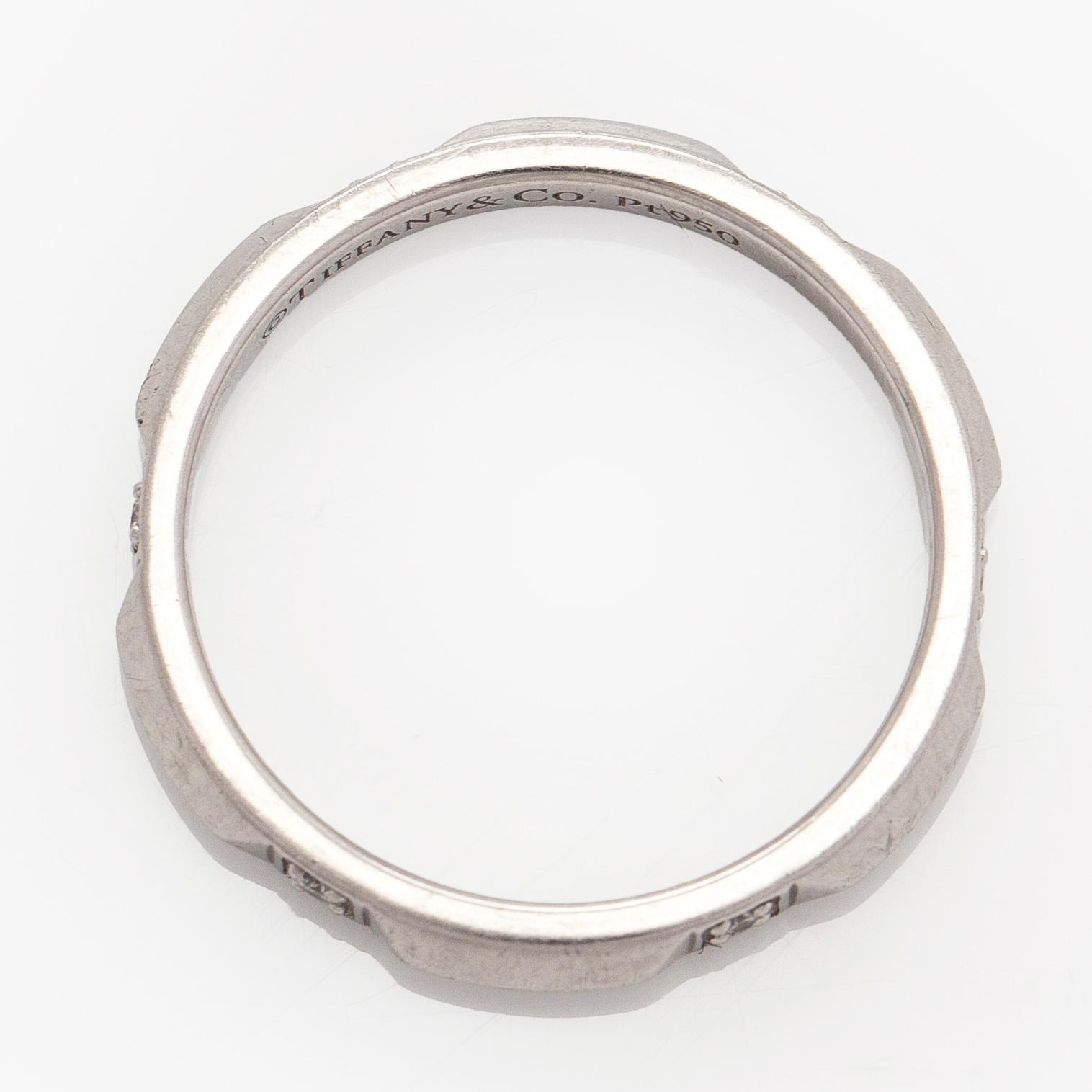 Tiffany & Co, sormus "True Band" platinaa ja briljanttihiottuja timantteja.