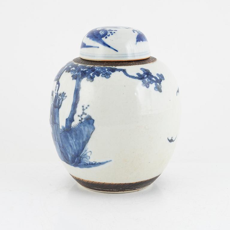 A blue and white porcelain ginger jar, 19th century.