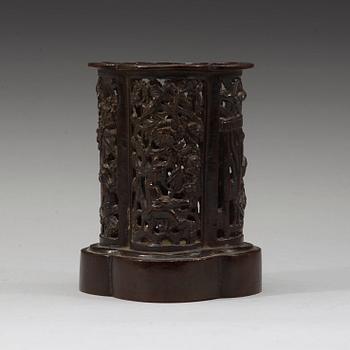 A bronze brush pot, Ming dynasty (1368-1643). With four characters mark.