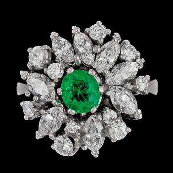 An emerald and navette- and brilliant cut diamond ring, tot. app. 2.50 cts.