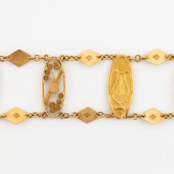 A bracelet in 20K gold.