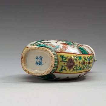 A famille verte moon flask, late Qing dynasty (1644-1912), with Xuande four character mark.