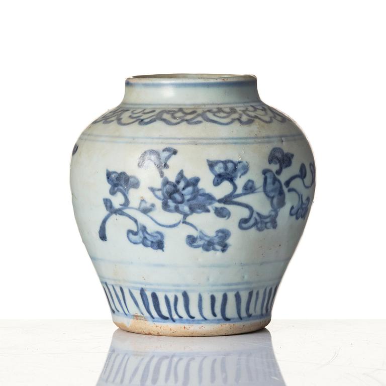 A blue and white jar and a dish, Ming dynasty (1368-1644).