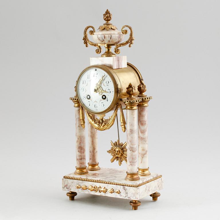 BORDSPENDYL, gustaviansk stil, 1900-talets första hälft.