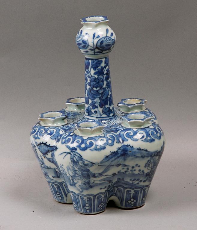 TULPANVAS, porslin, Kina. 1800-tal. Kangxi-stil.