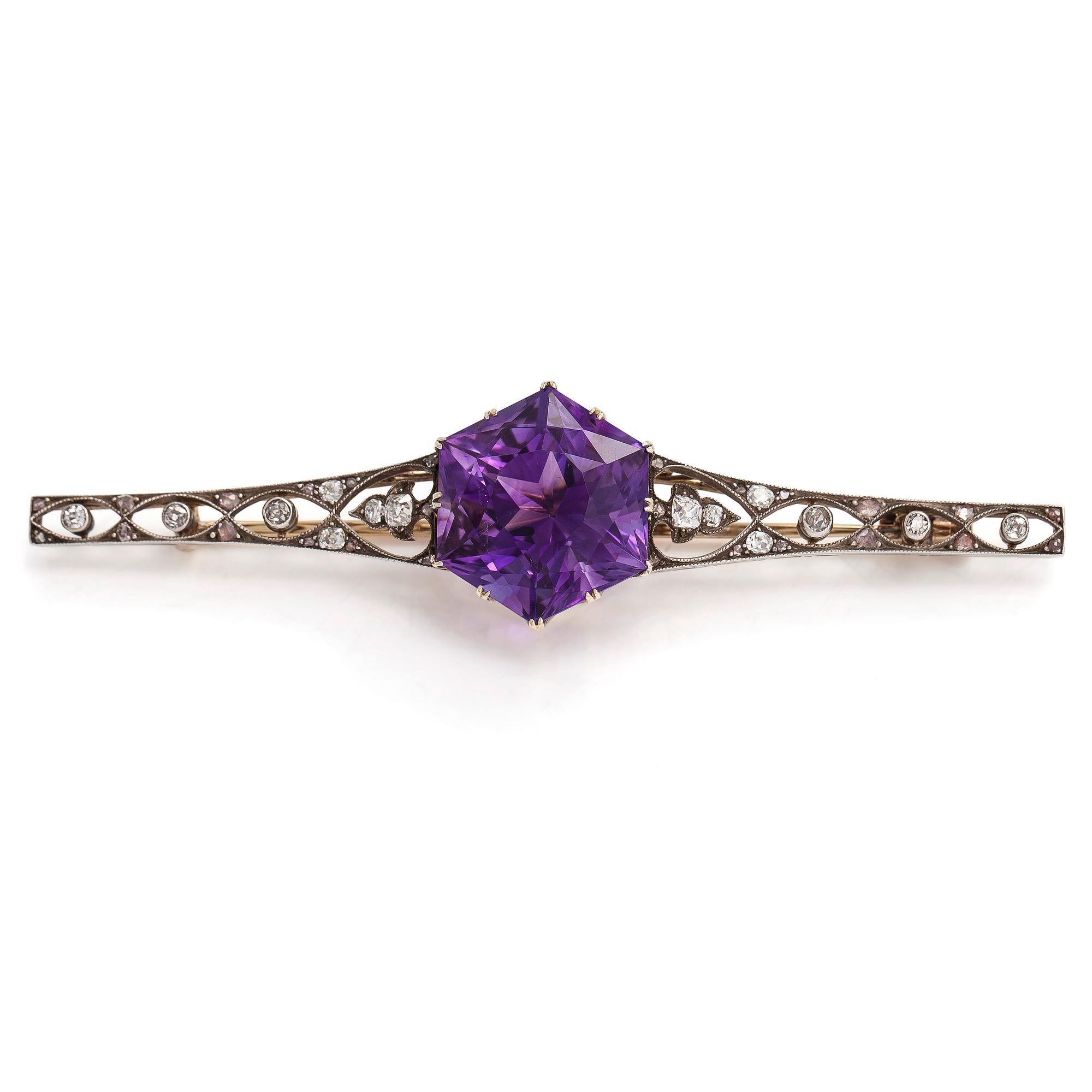 Brosch, 14K guld, med en ametist samt gammal- och rosenslipade diamanter ca 0.40 ct totalt, tidigt 1900-tal.