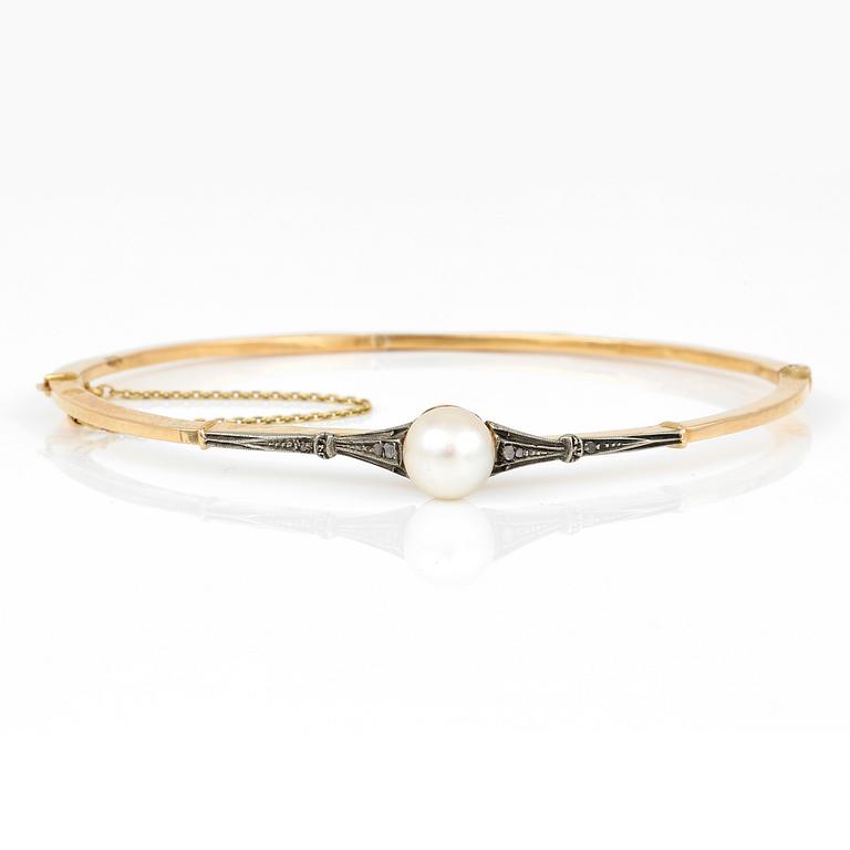 ARMRING OCH ARMBAND, 18 karat guld, pärlor och rosenslipade diamanter. Total vikt ca 13,3 gram.