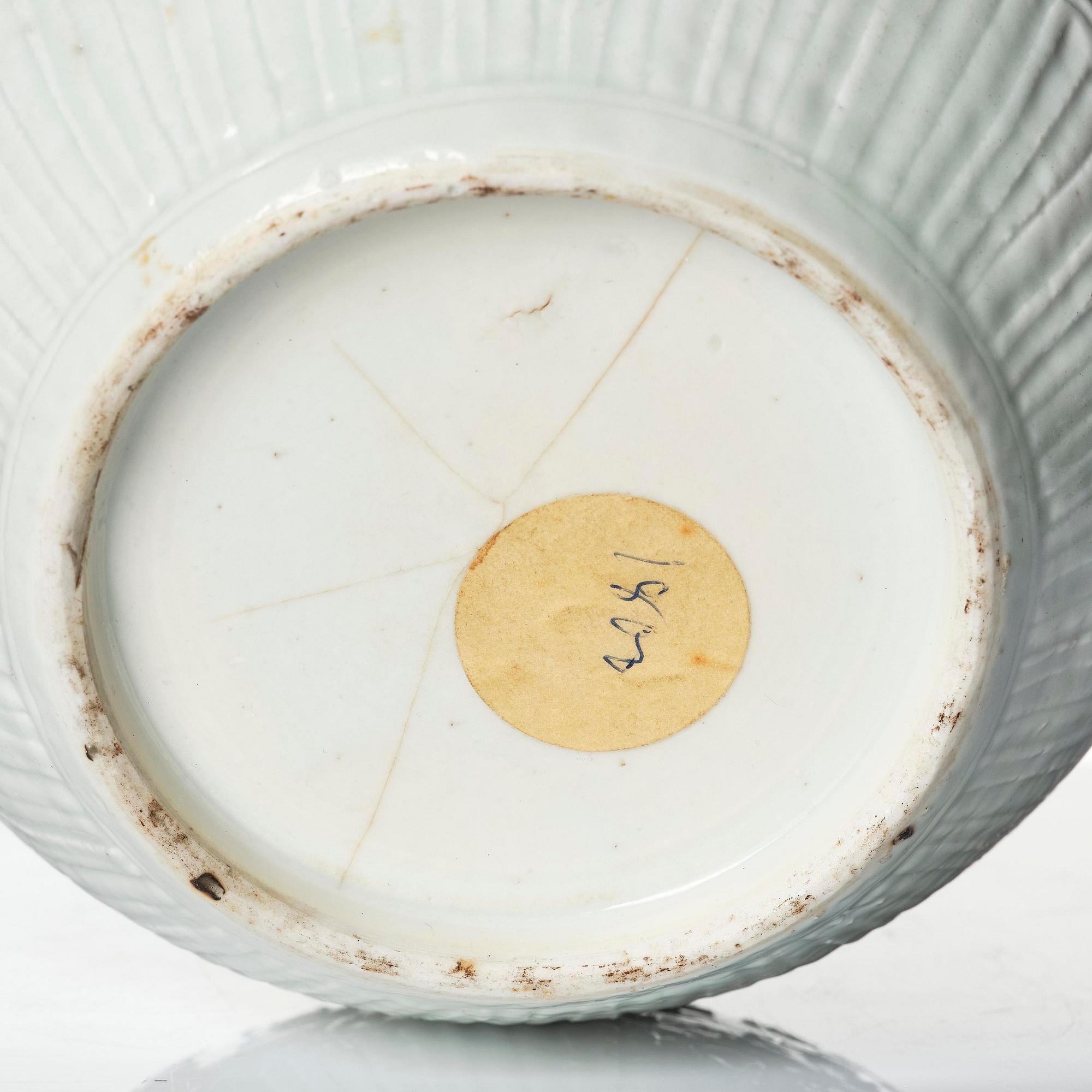 A blanc de chine jar, Qing dynasty, 19th century.