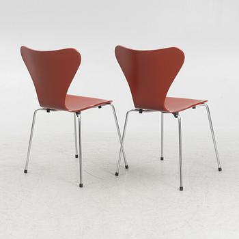 Arne Jacobsen, stolar, 5 st, "Sjuan", Fritz Hansen, Danmark, 2022.