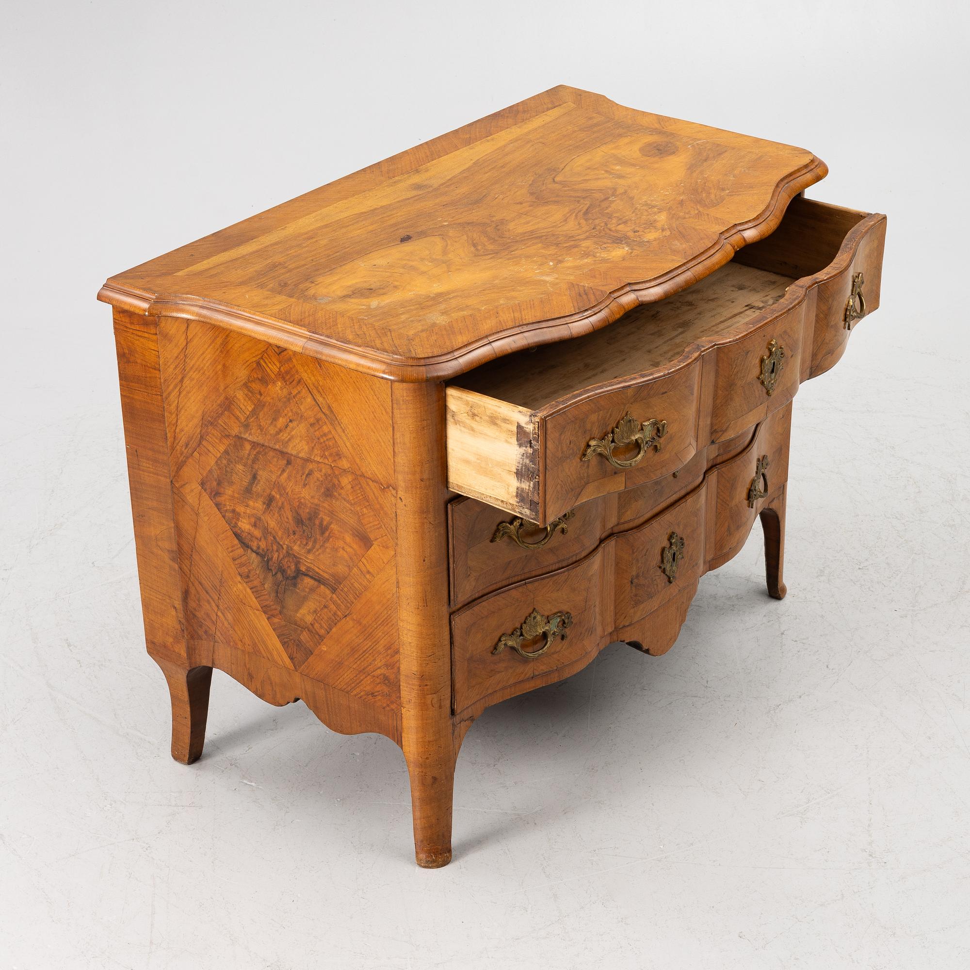 Barock, A late Baroque chest of drawers, 18th century.