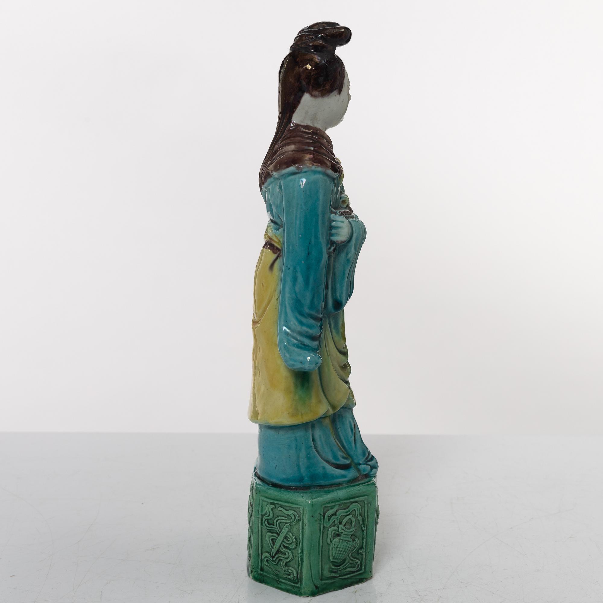 A Chinese porcelain figure of an elegant lady, 20th century.