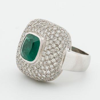 SMARAGDRING, 18K vitguld 1 smaragd ca 10 x 10 mm samt briljanter ca 3,5 ct.