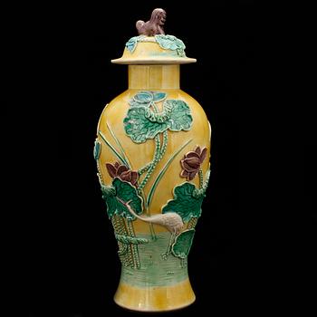 VAS med LOCK, porslin. Qing dynastin, 1800-tal.