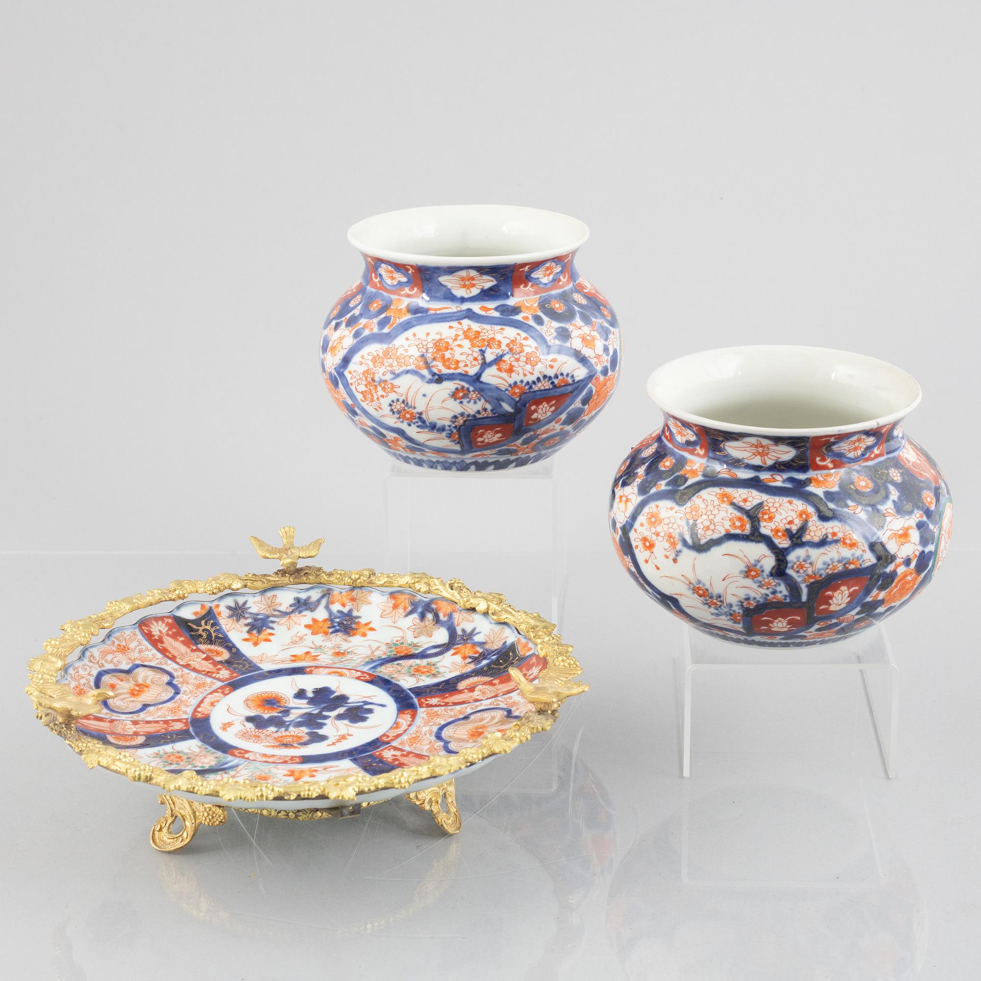 A dish and a pair of pots, porcelain, Japan, early 20th century.
