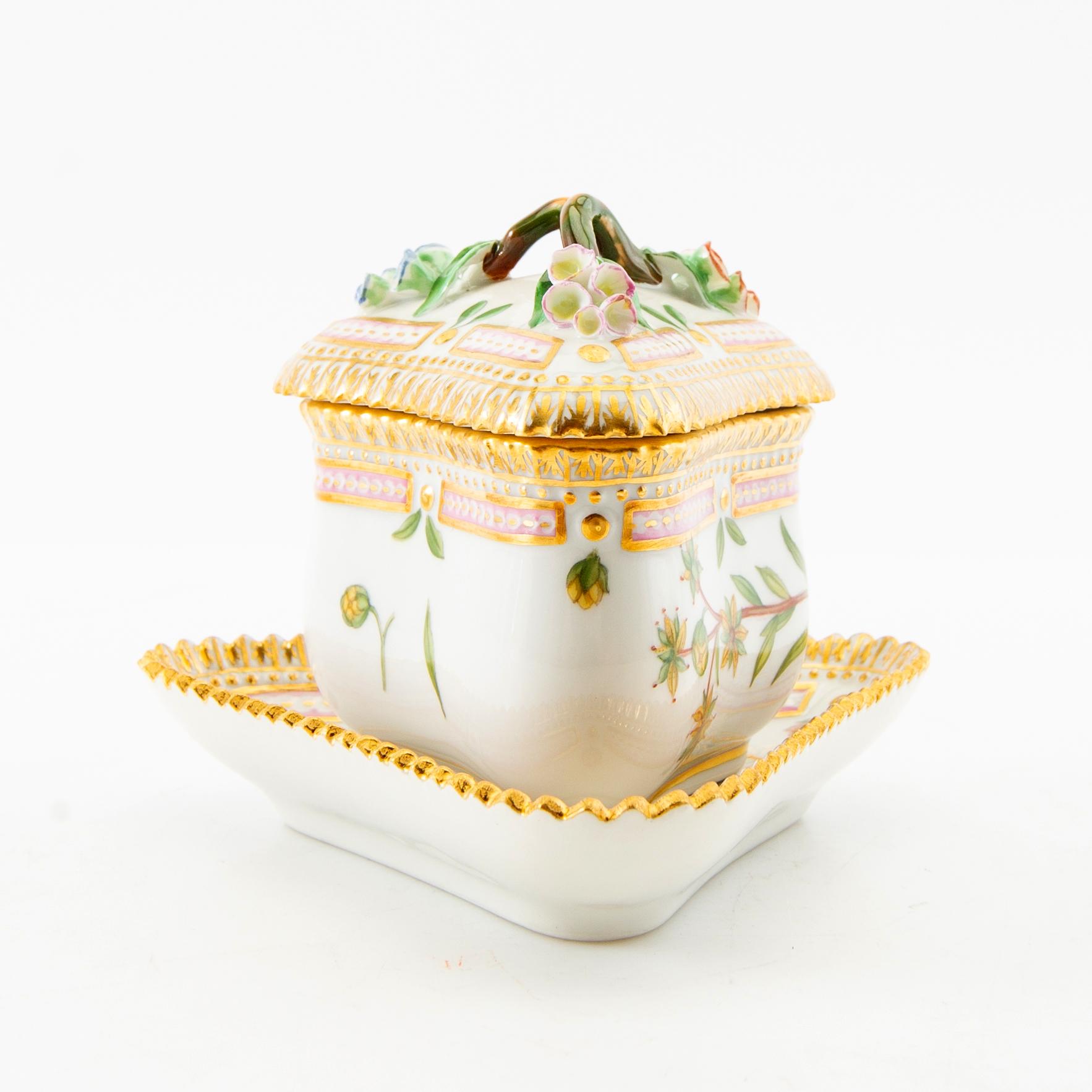 Crèmekopp med lock och fat, porslin, "Flora Danica", Royal Copenhagen, Danmark.
