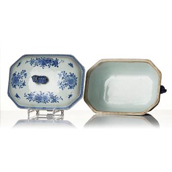 A blue and white tureen with cover, Qing dynasty, Qianlong (1736-95).