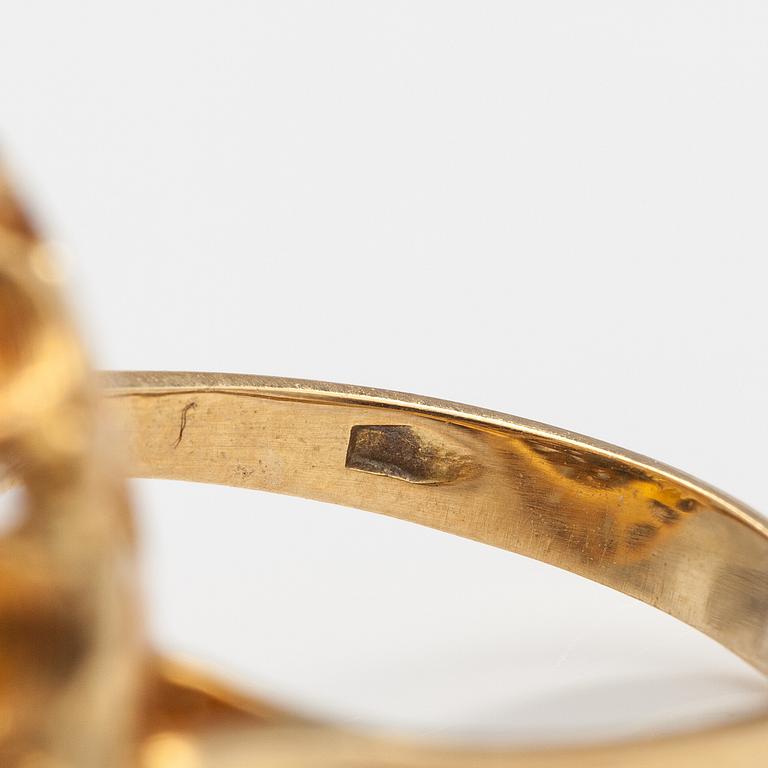 An 18K gold ring with glass stones.