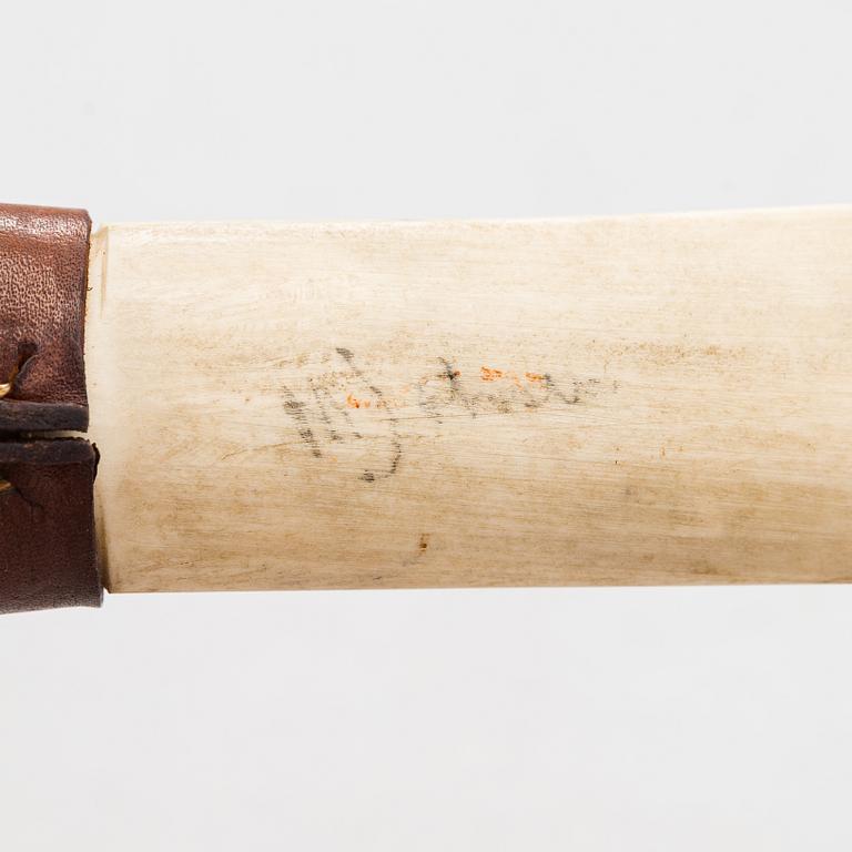 4 puukkoa, signeerattuja, saamenkäsityö / duodji, 1900-luku.