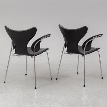 ARNE JACOBSEN, karmstolar, 2 stycken, "Måsen / Liljan", Fritz Hansen, 2000-tal.