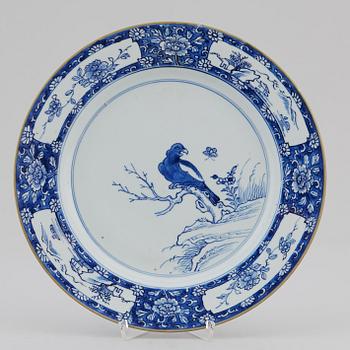 A blue and white serving dish, Qing dynasty, 18th century.