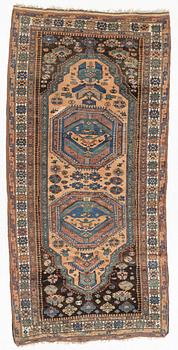 Matta, sannolikt Kurdisk, omkring år 1900, ca 314 x 156 cm.