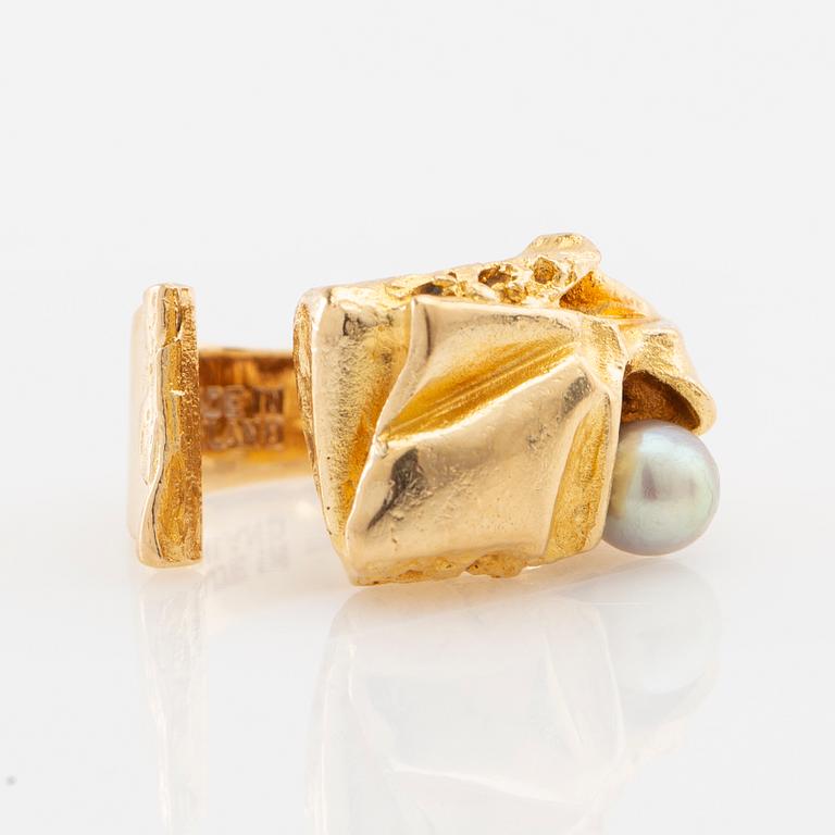 Björn Weckström, Ring "Ukkoshelmi" 18K gold with a cultured pearl, Lapponia.
