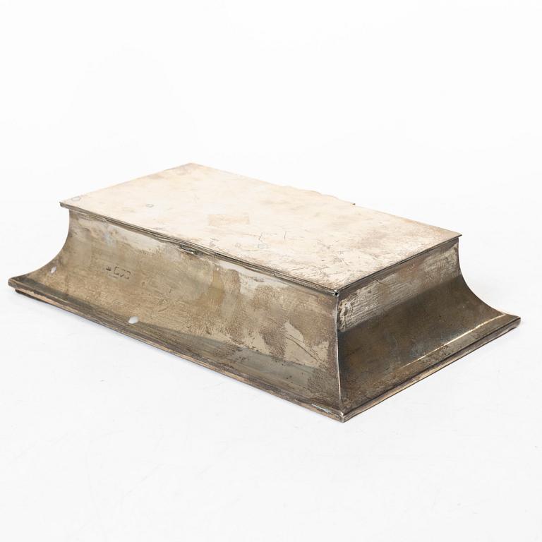 A silver inkwell, Sampson Mordan & Co, London, England, 1913.