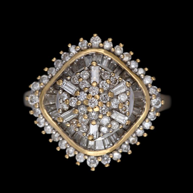 RING, 18k guld med briljant- o baguettslipade diamanter tot ca 2,12ct. Vikt 8,5g.