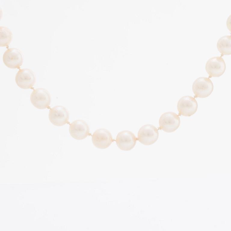 PEARL NECKLACE, cultured perals approx 7-7,5 mm, clasp in 18K gold white stones.