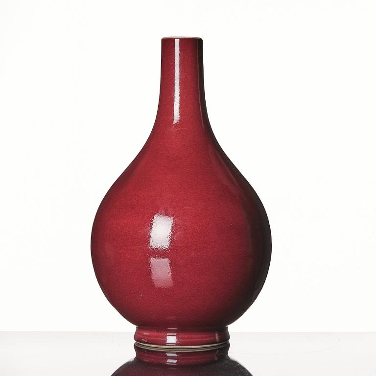 A sang de boeuf glazed vase, Qing dynasty, 19th Century.