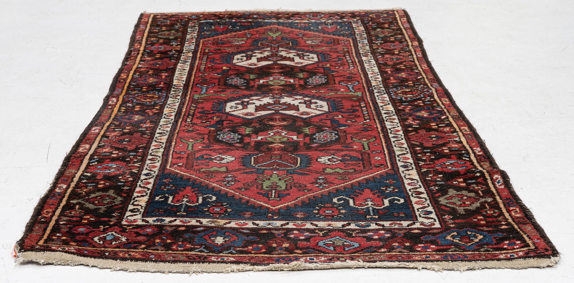 An Oriental rug, approx. 200 x 105 cm.