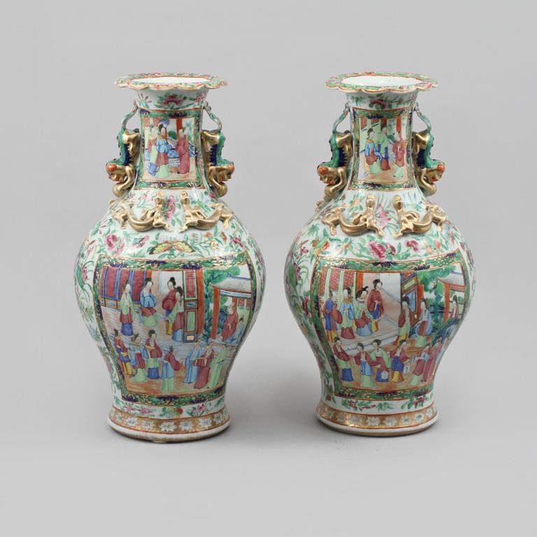 VASER, ett par, porslin, Kina, sent 1800-tal.