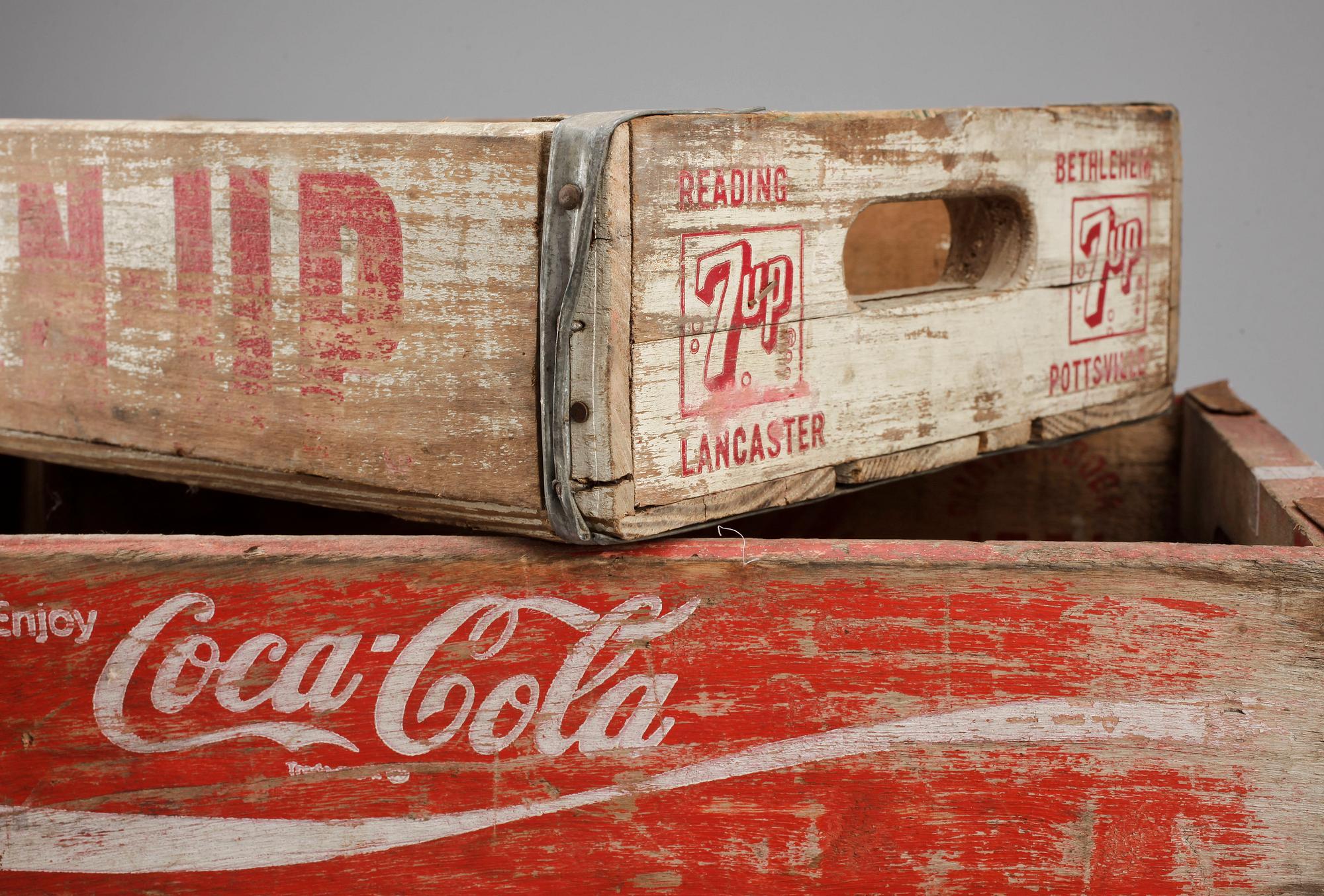 DRICKABACKAR, 3 st, Coca cola och 7 Up, omkring 1900-talets mitt.