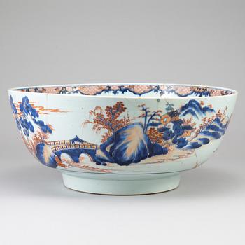 A large imari punch bowl, Qing dynasty, 18th Century.