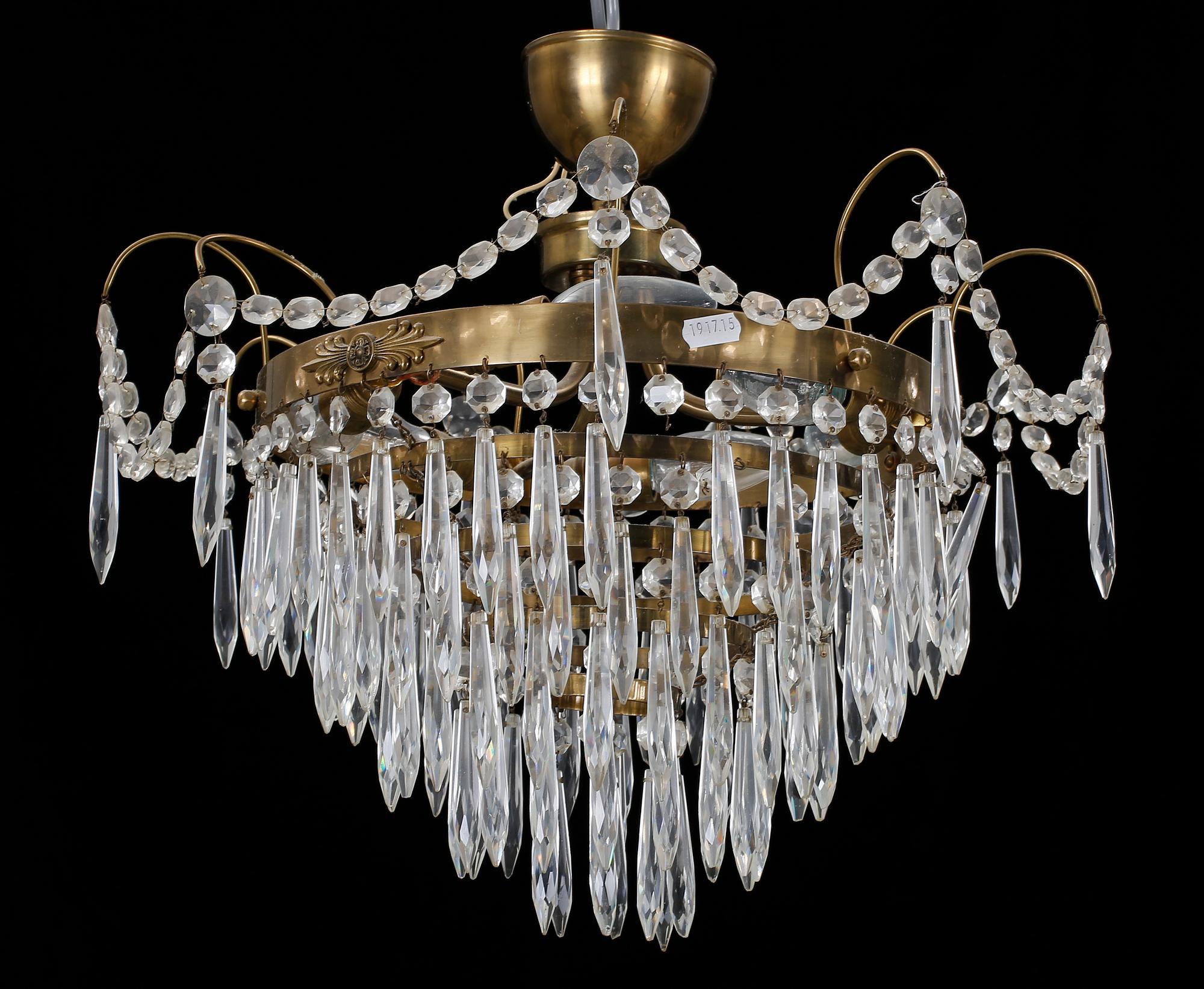 LJUSKRONA, omkring 1900-talets mitt. höjd ca 35 cm. Lösa prismor medföljer.
