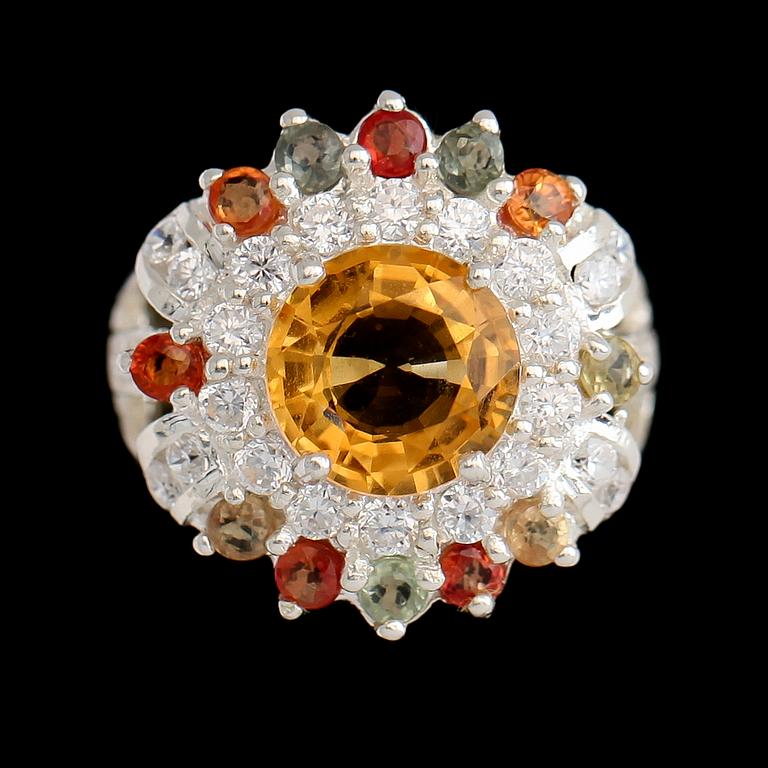 RING, vitguldspläterat sterlingsilver, gul citrin ca 2.80 ct, olikfärgade samt vita safirer tot ca 1.20 ct.