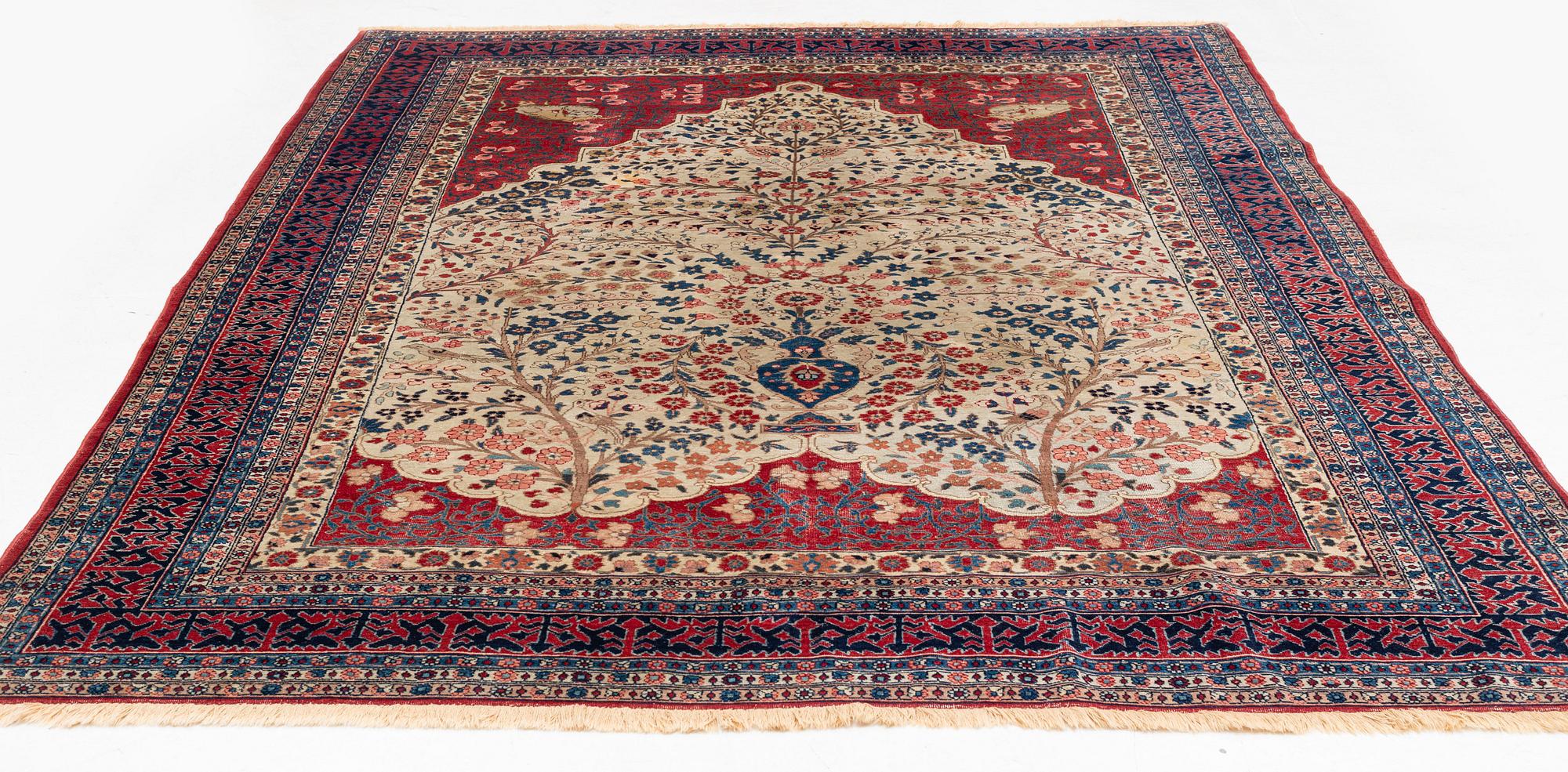 An antique Tabriz carpet, ca 333 x 223 cm.