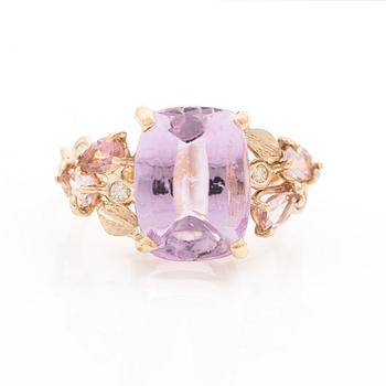 Ring, Mandelstam, 18K gold with an approx. 11.72 ct kunzite, brilliant-cut diamonds and pear-shaped tourmalines.