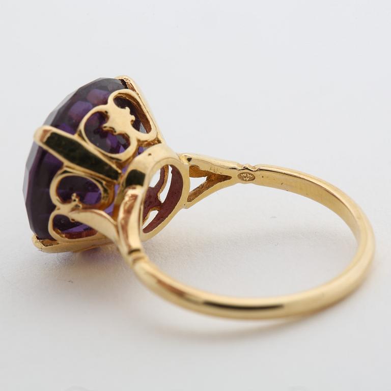 Ring with faceted synthetic sapphire.