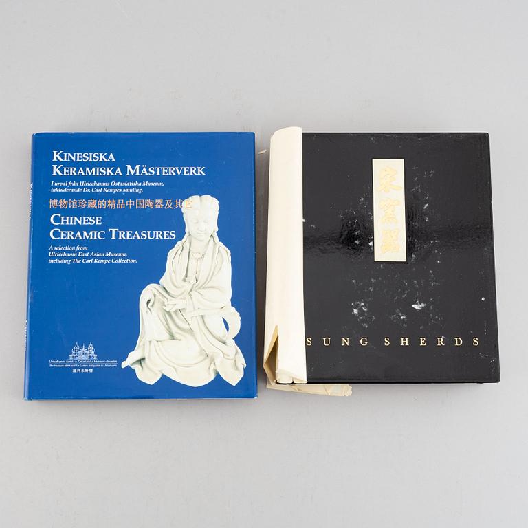 Böcker, 2 st, Kinesiskt konsthantverk samt keramik.