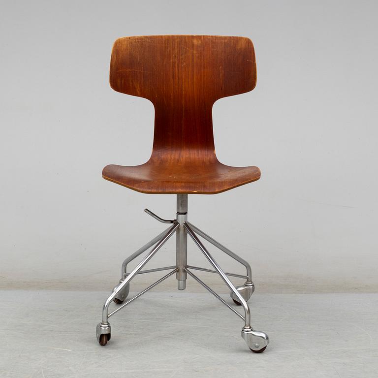 ARNE JACOBSEN, a model 3103 chair, 1950's/60's.